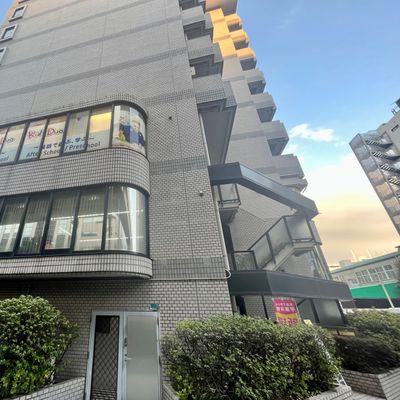 外階段上がった3階に校舎ございます