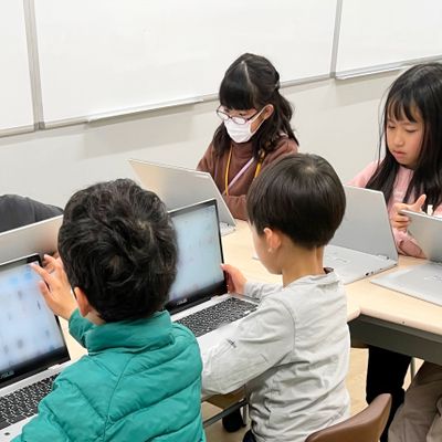  TELACO一社校のレッスンの様子です。仲間と助け合いながら楽しくプログラミングに挑戦します。