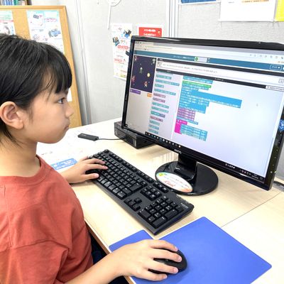 小学生の女の子も楽しくプログラミング！