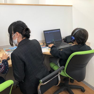 先生が横に付いて見ててくれる
