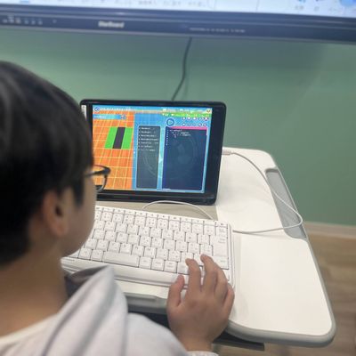プログラムが組めるようになったら、次はPythonブロックやテキストなど本格的なコーディングを学びます。