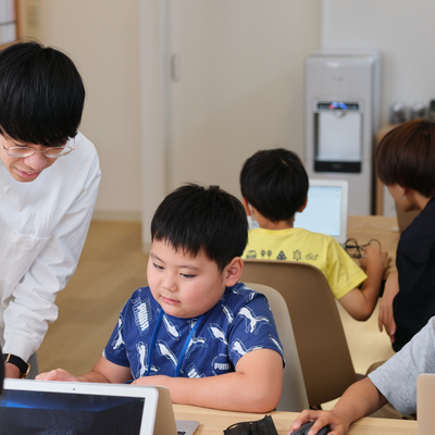 各テーブルに講師がついて指導にあたります