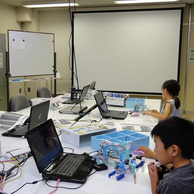 真剣にトライアンドエラーを繰り返す子供たち