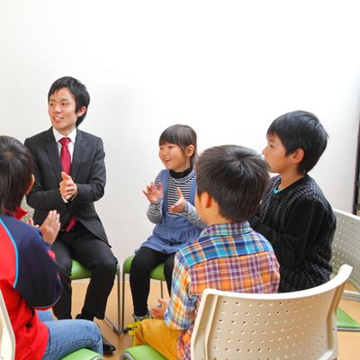 皆の前で発表をする子ども