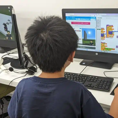 マインクラフトを通してプログラミング学習をしている様子です。
