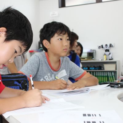 夏休み特別企画　サマーキャンプ 先生の授業を聞く生徒