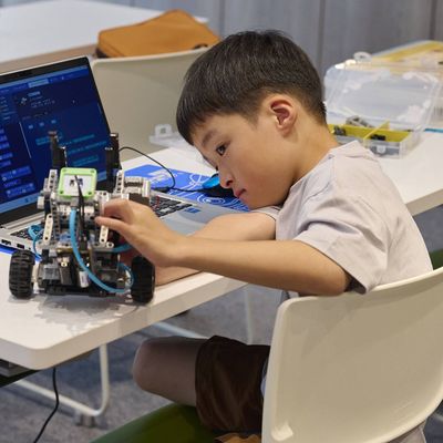 カリキュラムは現役の工学知識を踏まえた内容なので、身の回りの現実的なモノの仕組みがどんどん勉強できます。