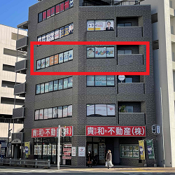姪浜駅南口より徒歩1分（西日本銀行さん向かいのビル4Fです）