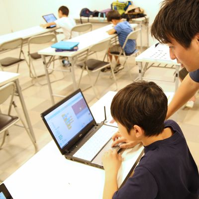 生徒が自由制作で困っている時は一緒になってアイデアを考えます。(2019年7月撮影)