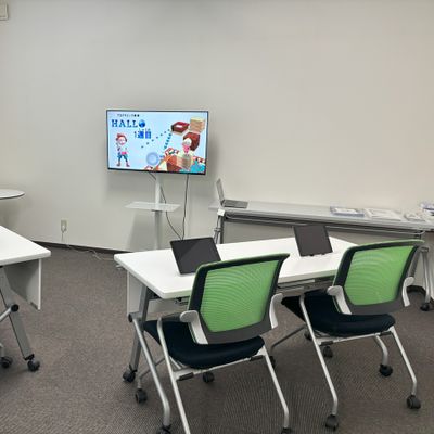 静かで快適な学習環境で、モニターやホワイトボードを使用して学習を進めていきます