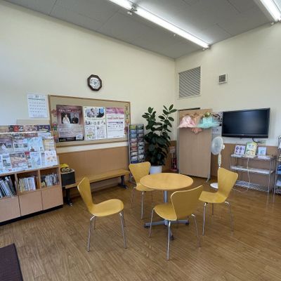 ロビーは明るく、活気のあるセンターです。