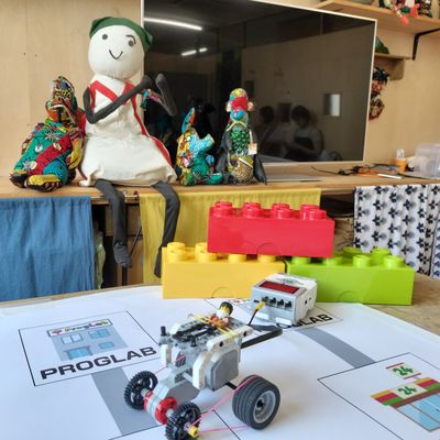 作ったロボットといっしょに写真を撮ったよ