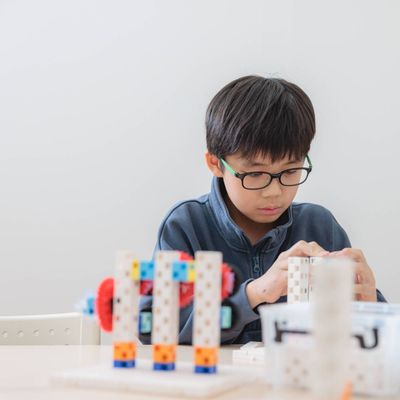STEAM教育コースではブロックを使いものの仕組みを学びます