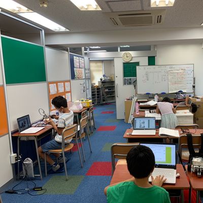 八王子校では、生徒一人ひとりがそれぞれの課題に向き合うだけでなく、学年の垣根を超えて授業の成果や意見交換を行っています。