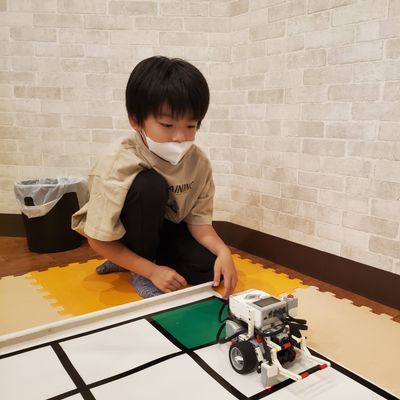 ロボットを何度もコースで動かしていきます