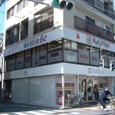 一階がSoftBankのビルの２階となっております。