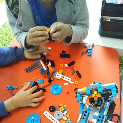 どんなロボットになるかな？レゴを組み立てています