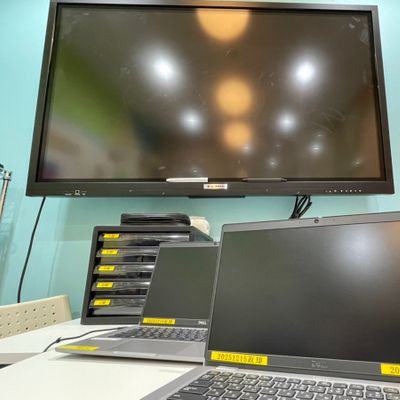 電子黒板とPCを使用し授業を実施しています！