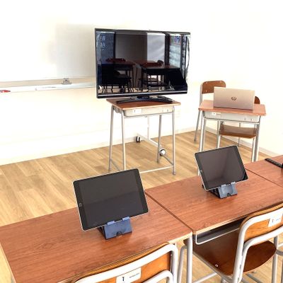 授業はコーチひとりに対して生徒さん3人までのクラスです。一人ひとりにタブレットを用意しています。