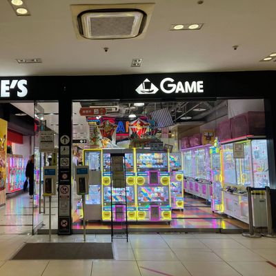 入り口入って右手にございますエレベーターで ５階までお上がりください。