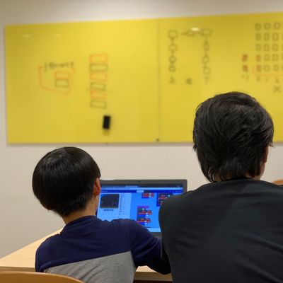 1対2の個別指導で対話型の授業を行います。