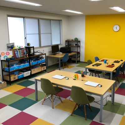 教室というより遊び場のような空間でものづくりに取り組みます