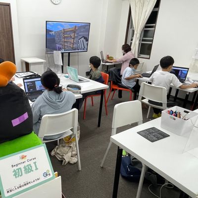 【初級コース】チームを組み、ひとつの課題に取り組むカリキュラムが多いのが特徴！もちろん発表もします！