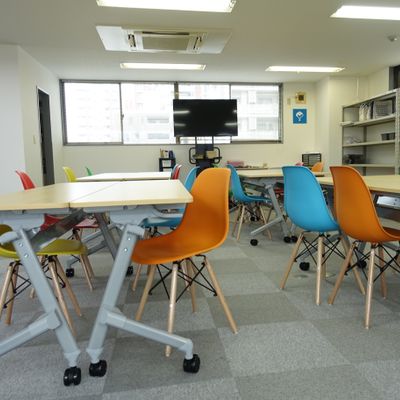 【プログラボ綾瀬】東京メトロ千代田線 東出口から高架沿いをまっすぐ歩いて徒歩2分です。 駅からのアクセスも良く、JR常磐線も通っておりますので 便利に、安全に通っていただけます。