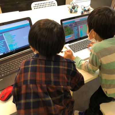 授業の様子：友達とそれぞれマイクラでプログラムをつくって、試し合いっこ