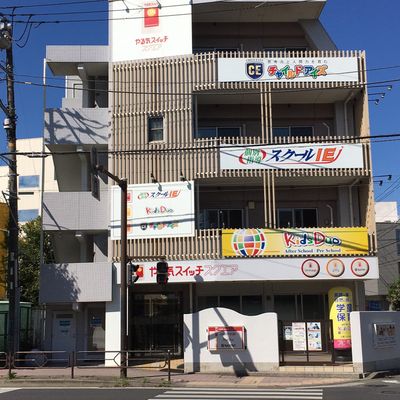 港南橋交差点 角、ファミリーマートの向かいです。