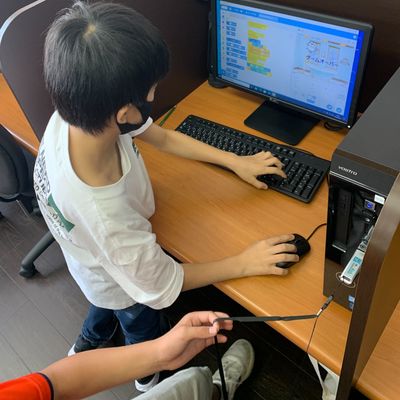 【ベーシックコース】作り上げたゲームをためしている生徒。試行錯誤しながら、よりよい解を見つけていく考え方が、自然と身につきます（みなみ野教室）