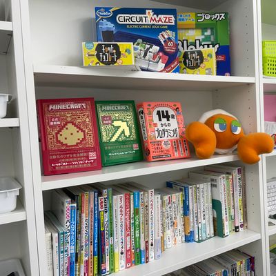 教室内の本棚には、プログラミングに関係する本だけでなく、さまざまな分野の本を並べて子供の興味を引き出します！