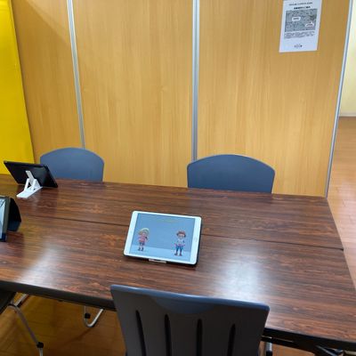 施設の2階が教室となります。パーティションで区切られているため、集中してレッスンを受けられます。