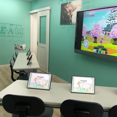 小集団レッスンなのでひとりひとりと向き合いながら、お子さまの良いところを見つけ「褒めて・励まし・承認」します！お子さまの成長をしっかりサポートします！