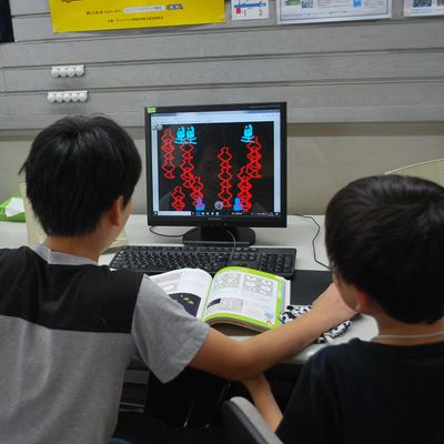 友達の作ったゲームをしています。