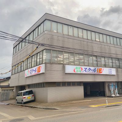 １F▶駐輪場・駐車場　２F▶教室