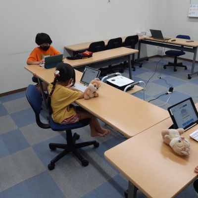コーチ1名に生徒3名までです。基本は週1のスクーリングと自宅学習の積み重ねになります。