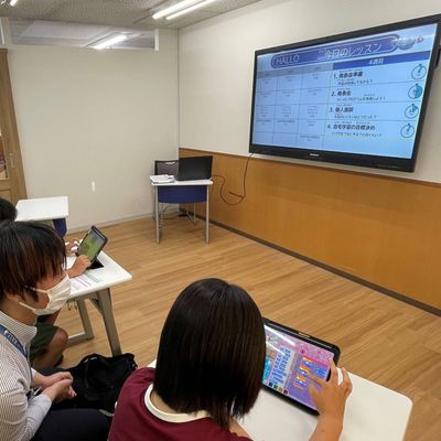 大きなモニターのついたHALLO専用の教室でレッスンを行います！