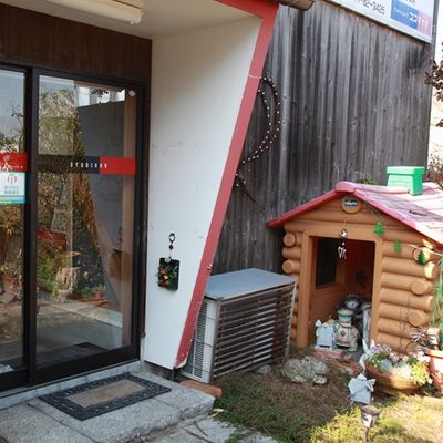 教室の入口です。こちらからお入りください！