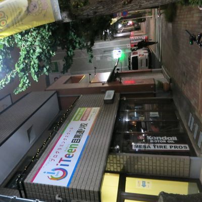 大通りは人通りも多く、夜も明るいのが安心。