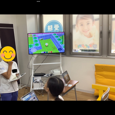 発表会の様子です。この発表会で自作しただるまさんが転んだのゲームを紹介してくれました。プレーヤーが動いたかどうかを、プレーヤーと鬼の距離が変わったかどうかで判定しており、素晴らしいアイデアの作品でした