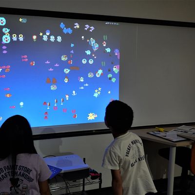 じぶんたちの描いた絵が大きな水族館でいっしょに泳いでるよ