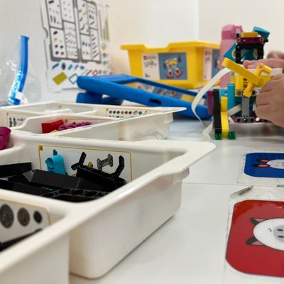 レゴでロボットを組み立てていきます。