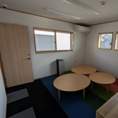 隣の部屋では自学スペースもあります！ 本校では放課後倶楽部と併設しております。