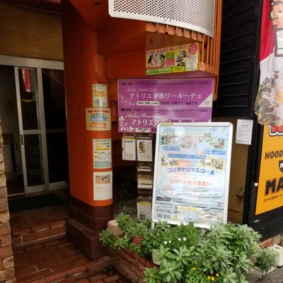 当教室（貸会議室「コリアナ」）はこの階段を３階まで上がります
