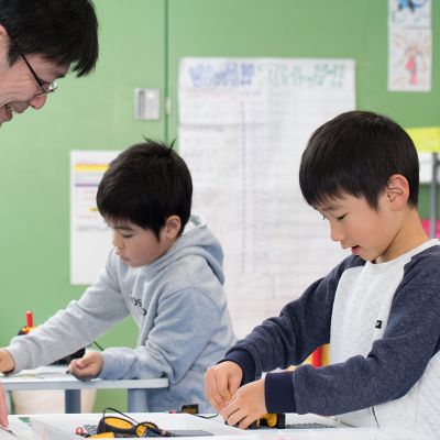 講師とともにロボットを試行錯誤します