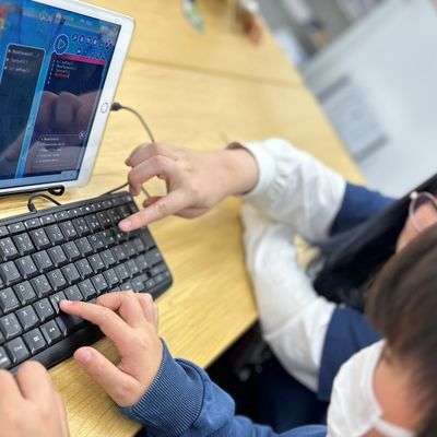 キーボードを使った本格的なコーディングも学べます。 気分はすっかりゲームクリエイター！！英語にとても近い文法なのでいつのまにか英語も覚えられます！