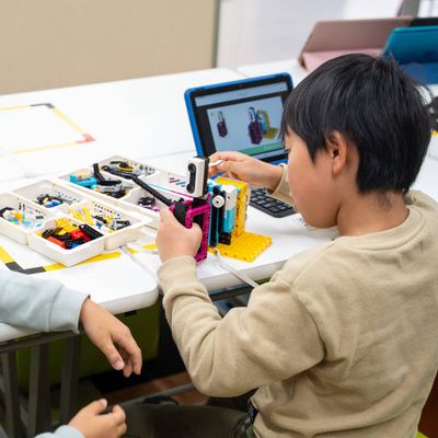 ミッションをクリアするためにロボットをペアで作り、プログラミングします！