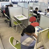 自習スペースを完備し、開校時間中いつでもご利用頂けますので、学校帰りに宿題を自習→そのあとに塾の授業、と取り組んでいる生徒さんもたくさんいます。他にも、家で勉強できない、わからないことがあって勉強が進