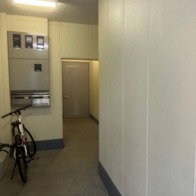 駐輪できるよ、奥の階段で二階へ